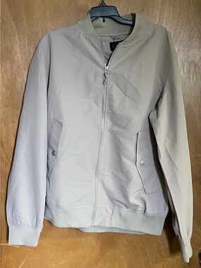 Slate & Stone Bomber Jacket flap pocket: khaki.